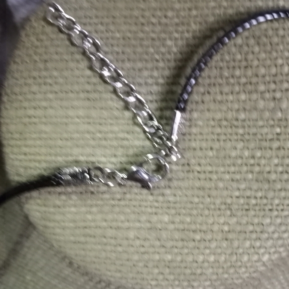 Silvertone heart ♥ necklace black cord - Picture 4 of 5